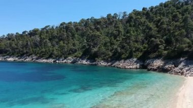 Alonissos Adası, Sporades, Yunanistan 'daki Leftos Gialos kayalık plajı üzerindeki hava manzarası