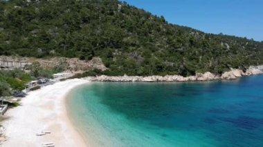Alonissos Adası, Sporades, Yunanistan 'daki Leftos Gialos kayalık plajı üzerindeki hava manzarası
