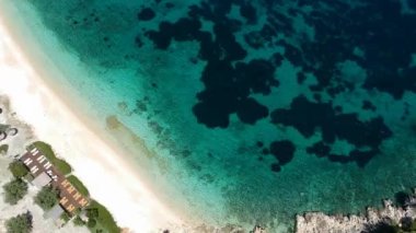 Alonissos Adası, Sporades, Yunanistan 'daki Leftos Gialos kayalık plajı üzerindeki hava manzarası