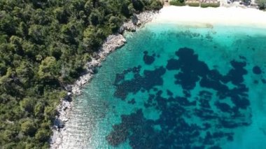 Alonissos Adası, Sporades, Yunanistan 'daki Leftos Gialos kayalık plajı üzerindeki hava manzarası