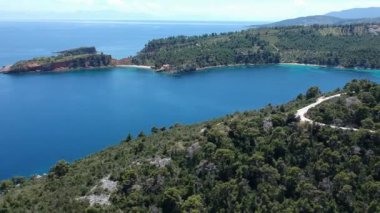 Alonissos Adası, Sporades, Yunanistan 'daki Leftos Gialos kayalık plajı üzerindeki hava manzarası