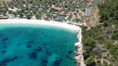 Alonissos Adası, Sporades, Yunanistan 'daki Leftos Gialos kayalık plajı üzerindeki hava manzarası