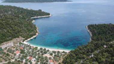 Alonissos Adası, Sporades, Yunanistan 'daki Leftos Gialos kayalık plajı üzerindeki hava manzarası