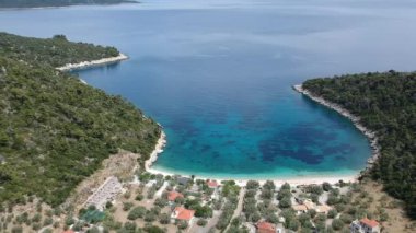 Alonissos Adası, Sporades, Yunanistan 'daki Leftos Gialos kayalık plajı üzerindeki hava manzarası