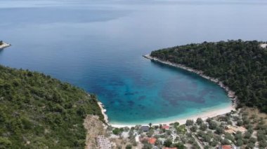 Alonissos Adası, Sporades, Yunanistan 'daki Leftos Gialos kayalık plajı üzerindeki hava manzarası