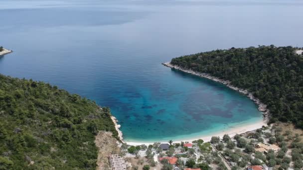 岩の多いビーチの上空からの眺めアロニソス島のレフトス ガリオス スポーツデス ギリシャ — ストック動画