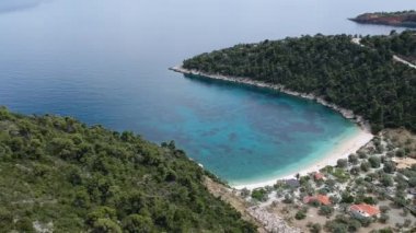 Alonissos Adası, Sporades, Yunanistan 'daki Leftos Gialos kayalık plajı üzerindeki hava manzarası