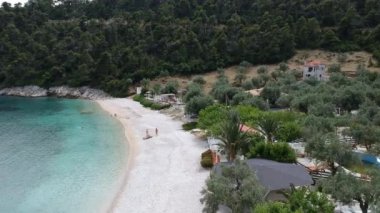 Alonissos Adası, Sporades, Yunanistan 'daki Leftos Gialos kayalık plajı üzerindeki hava manzarası