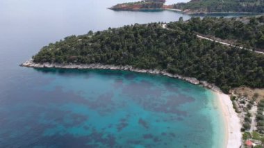 Alonissos Adası, Sporades, Yunanistan 'daki Leftos Gialos kayalık plajı üzerindeki hava manzarası
