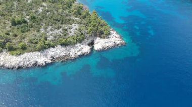 Alonissos Adası, Sporades, Yunanistan 'daki Leftos Gialos kayalık plajı üzerindeki hava manzarası