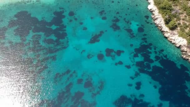 Luftaufnahme Über Den Felsstrand Leftos Gialos Auf Der Insel Alonissos — Stockvideo