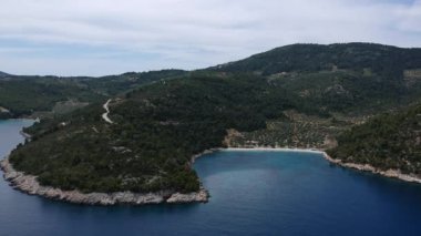 Alonissos Adası, Sporades, Yunanistan 'daki Leftos Gialos kayalık plajı üzerindeki hava manzarası