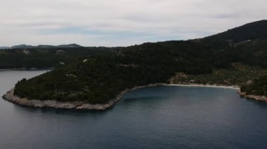 Alonissos Adası, Sporades, Yunanistan 'daki Leftos Gialos kayalık plajı üzerindeki hava manzarası