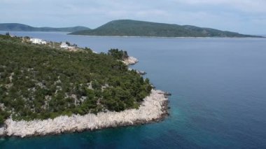 Alonissos Adası, Sporades, Yunanistan 'daki Leftos Gialos kayalık plajı üzerindeki hava manzarası