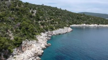 Alonissos Adası, Sporades, Yunanistan 'daki Leftos Gialos kayalık plajı üzerindeki hava manzarası