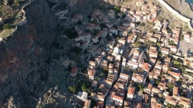 Yunanistan 'ın Peloponnese kentindeki Lakonia kentindeki eski ortaçağ şatosu Monemvasia' nın havadan görünüşü. Monemvasia genellikle 