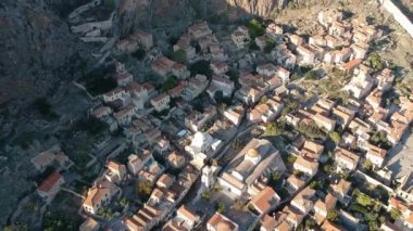 Yunanistan 'ın Peloponnese kentindeki Lakonia kentindeki eski ortaçağ şatosu Monemvasia' nın havadan görünüşü. Monemvasia genellikle 