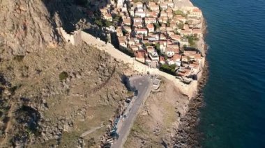 Yunanistan 'ın Peloponnese kentindeki Lakonia kentindeki eski ortaçağ şatosu Monemvasia' nın havadan görünüşü. Monemvasia genellikle 