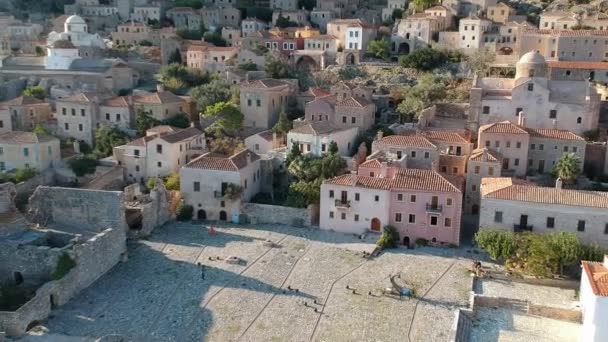 希腊伯罗奔尼撒拉科尼亚的中世纪城堡小镇莫内瓦的空中景观 Monemvasia常被称为 希腊直布罗陀 — 图库视频影像