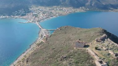 Yunanistan 'ın Peloponnese kentindeki Lakonia kentindeki eski ortaçağ şatosu Monemvasia' nın havadan görünüşü. Monemvasia genellikle 