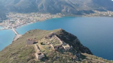 Yunanistan 'ın Peloponnese kentindeki Lakonia kentindeki eski ortaçağ şatosu Monemvasia' nın havadan görünüşü. Monemvasia genellikle 