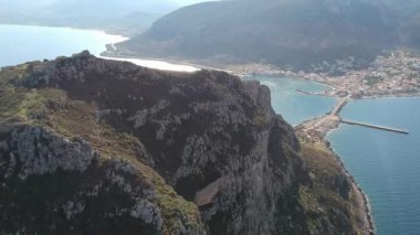 Yunanistan 'ın Peloponnese kentindeki Lakonia kentindeki eski ortaçağ şatosu Monemvasia' nın havadan görünüşü. Monemvasia genellikle 