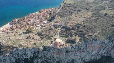 Yunanistan 'ın Peloponnese kentindeki Lakonia kentindeki eski ortaçağ şatosu Monemvasia' nın havadan görünüşü. Monemvasia genellikle 