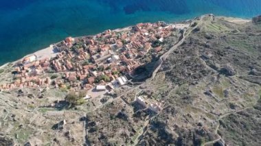 Yunanistan 'ın Peloponnese kentindeki Lakonia kentindeki eski ortaçağ şatosu Monemvasia' nın havadan görünüşü. Monemvasia genellikle 