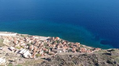 Yunanistan 'ın Peloponnese kentindeki Lakonia kentindeki eski ortaçağ şatosu Monemvasia' nın havadan görünüşü. Monemvasia genellikle 