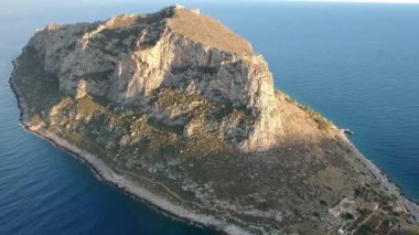 Yunanistan 'ın Peloponnese kentindeki Lakonia kentindeki eski ortaçağ şatosu Monemvasia' nın havadan görünüşü. Monemvasia genellikle 