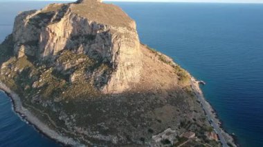 Yunanistan 'ın Peloponnese kentindeki Lakonia kentindeki eski ortaçağ şatosu Monemvasia' nın havadan görünüşü. Monemvasia genellikle 