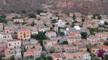 Yunanistan 'ın Peloponnese kentindeki Lakonia kentindeki eski ortaçağ şatosu Monemvasia' nın havadan görünüşü. Monemvasia genellikle 