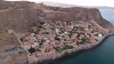 Yunanistan 'ın Peloponnese kentindeki Lakonia kentindeki eski ortaçağ şatosu Monemvasia' nın havadan görünüşü. Monemvasia genellikle 