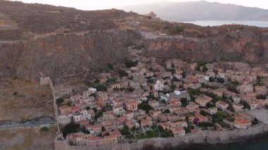 Yunanistan 'ın Peloponnese kentindeki Lakonia kentindeki eski ortaçağ şatosu Monemvasia' nın havadan görünüşü. Monemvasia genellikle 