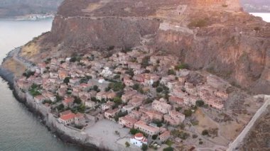 Yunanistan 'ın Peloponnese kentindeki Lakonia kentindeki eski ortaçağ şatosu Monemvasia' nın havadan görünüşü. Monemvasia genellikle 