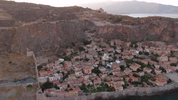 Luftaufnahme Der Alten Mittelalterlichen Burgstadt Monemvasia Lakonien Auf Der Peloponnes — Stockvideo