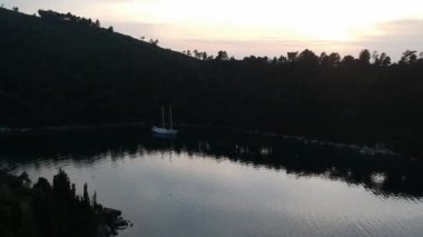 Küçük, pitoresk bir limanda demirli ahşap bir yelkenlinin hava manzarası. Yunanistan 'ın Zelos şehrinin inanılmaz güzelliği