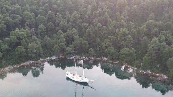 Letecký Pohled Dřevěnou Plachetnici Kotvící Malebném Přístavu Úžasná Řecká Krása — Stock video