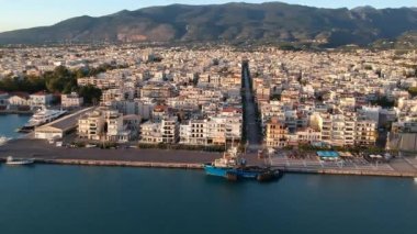 Yunanistan 'ın Messinia kentindeki Kalamata kenti üzerinde gün batımında havadan deniz manzarası