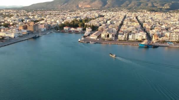 日落时希腊梅西尼亚卡拉马塔市的空中海滨景观 — 图库视频影像