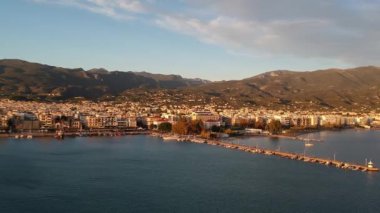 Yunanistan 'ın Messinia kentindeki Kalamata kenti üzerinde gün batımında havadan deniz manzarası