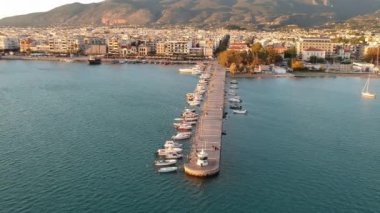 Yunanistan 'ın Messinia kentindeki Kalamata kenti üzerinde gün batımında havadan deniz manzarası