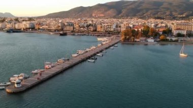 Yunanistan 'ın Messinia kentindeki Kalamata kenti üzerinde gün batımında havadan deniz manzarası