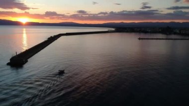 Yunanistan 'ın Messinia kentindeki Kalamata kenti üzerinde gün batımında havadan deniz manzarası