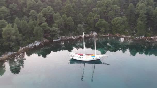 小さな絵のように美しい港に停泊木製のセーリングボートの空中ビュー ギリシャのスコペロスの素晴らしいギリシャの美しさ — ストック動画