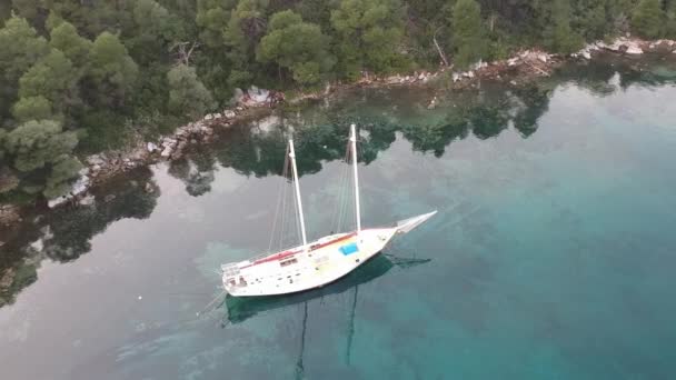 Luchtfoto Van Een Houten Zeilboot Verankerd Een Kleine Pittoreske Haven — Stockvideo