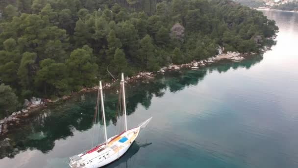 Flygfoto Segelbåt Trä Förankrad Liten Pittoresk Hamn Fantastisk Grekisk Skönhet — Stockvideo