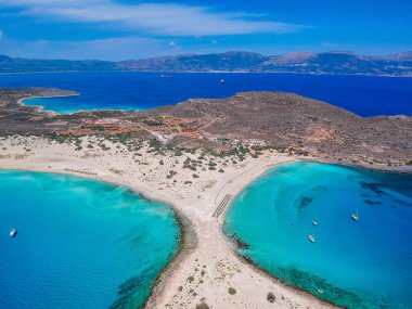 Yunanistan 'ın Elafonisos adasındaki Simos plajının hava manzarası. Elafonisos, cennet gibi egzotik plajları ve kristal berrak suları olan küçük bir Yunan adası. Laconia, Yunanistan, Avrupa