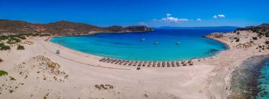 Yunanistan 'ın Elafonisos adasındaki Simos plajının hava manzarası. Elafonisos, cennet gibi egzotik plajları ve kristal berrak suları olan küçük bir Yunan adası. Laconia, Yunanistan, Avrupa