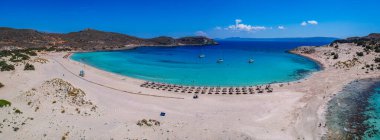 Yunanistan 'ın Elafonisos adasındaki Simos plajının hava manzarası. Elafonisos, cennet gibi egzotik plajları ve kristal berrak suları olan küçük bir Yunan adası. Laconia, Yunanistan, Avrupa